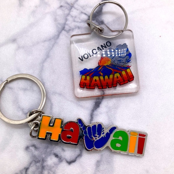 Hawaii Themed Keychains Travel Souvenir Key Rings Rainbow Volcano - Picture 1 of 3